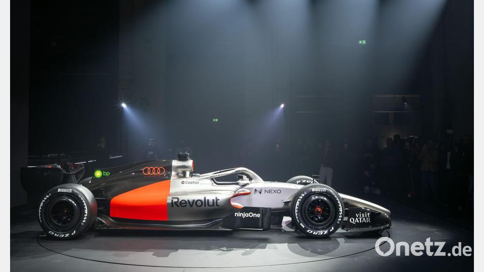 Lackierungsgeheimnis gelüftet: Der Rennwagen R26 von Audi Revolut für die Formel 1 wurde von Scheinwerfern beleuchtet. Bild: Soeren Stache/dpa