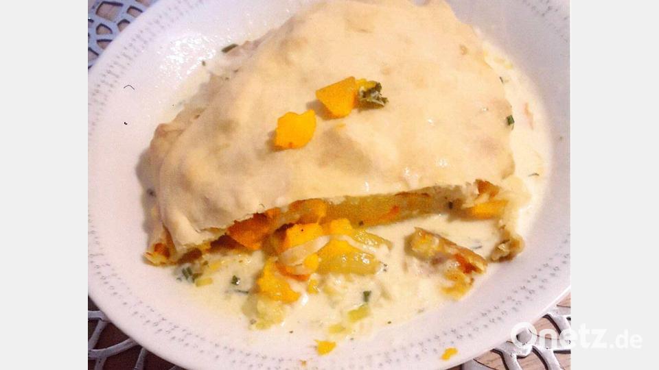 Der Strudel mit Soße macht etwas her auf dem Teller. Bild: Heidi Brenner/exb