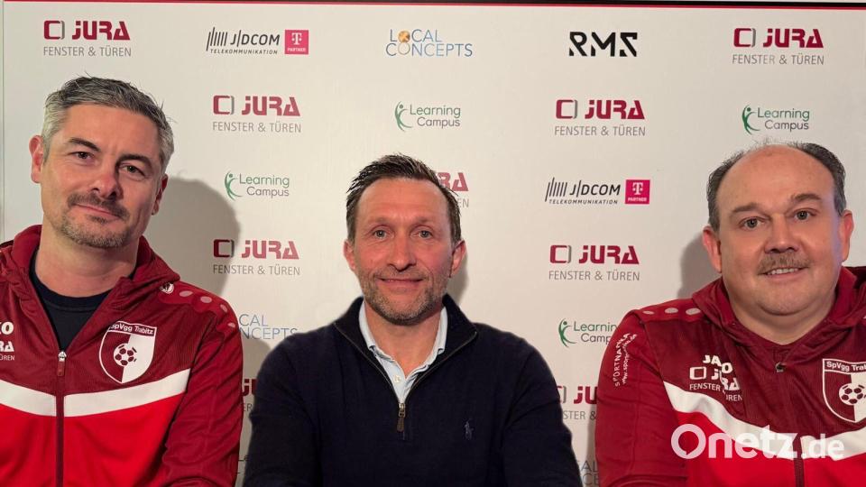 Daniel Liermann (Mitte) wird neuer Trainer der SpVgg Trabitz. Sehr zur Freude des Sportlichen Leiters Andreas Neumüller (links) und des Vorsitzenden Martin Pepiuk. Bild: Pepiuk/exb