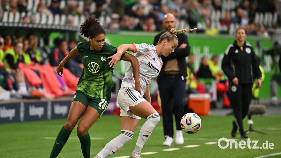 Die Nationalspielerinnen Cora Zicai (l) vom VfL Wolfsburg und Bayerns Giulia Gwinn hoffen auf einen Schub für die Bundesliga. (Archivbild) Bild: Swen Pförtner/dpa