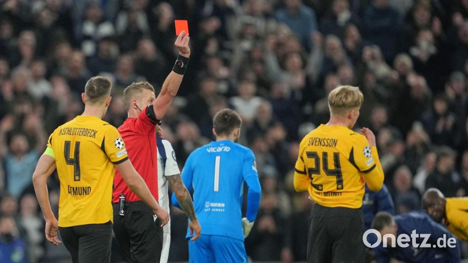 Dortmund spielte früh nur noch mit zehn Mann. Bild: Kin Cheung/AP/dpa