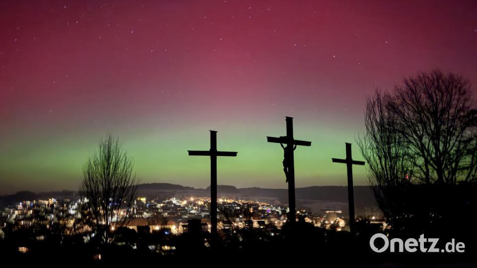 Polarlichter über der Kreuzigungsgruppe am Johannisberg bei Freudenberg (Landkreis Amberg-Sulzbach). Bild: Uli Piehler