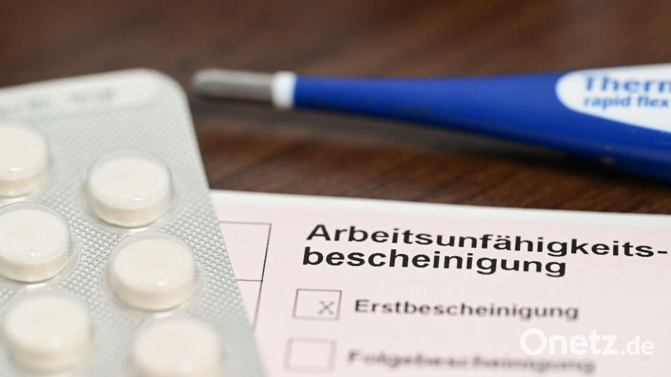 Krankheitsbedingte Fehlzeiten im Job bleiben 2025 auf erhöhtem Niveau. (Archivbild) Bild: Bernd Weißbrod/dpa