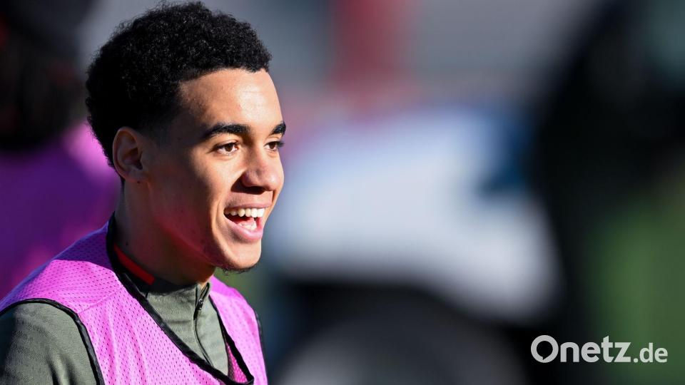 Die Lust auf Fußball ist Rückkehrer Jamal Musiala beim Abschlusstraining der Bayern anzusehen. Bild: Sven Hoppe/dpa