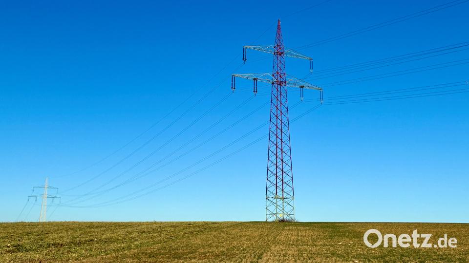 Einmal rot, einmal gelb: Farbige Strommasten in Ensdorf. Bild: jut