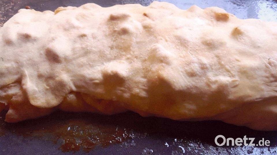 Der aufgerollte Strudel kommt für 40 Minuten bei 180 Grad Celsius (Ober-/Unterhitze) in den Ofen. Bild: Heidi Brenner/exb