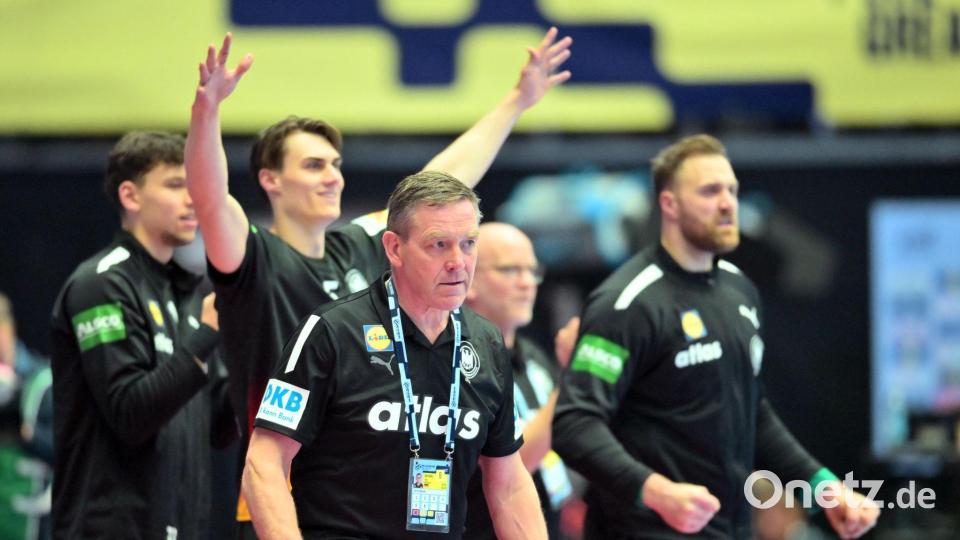 Alfred Gislason feiert mit Deutschlands Handballern den Einzug in die EM-Hauptrunde. Bild: Sina Schuldt/dpa