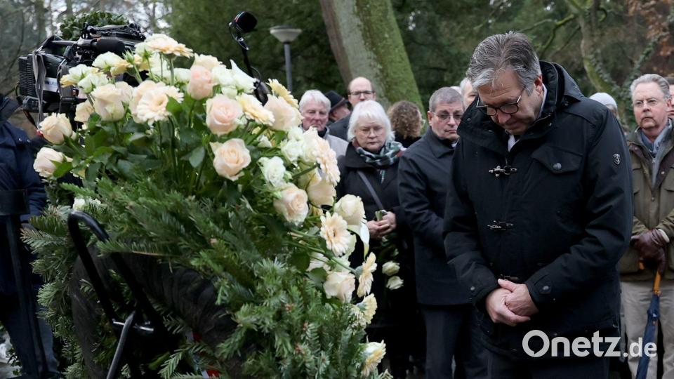 Herzing im vergangenen Jahr bei einer Kranzniederlegung am Tatort. (Archivbild) Bild: Daniel Löb/dpa