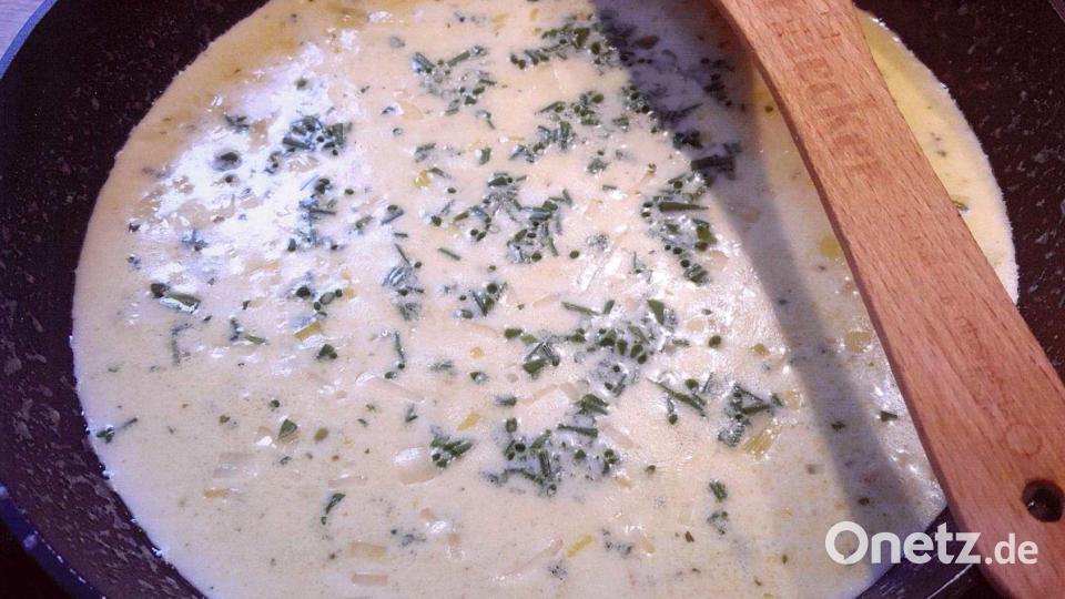 Für die Soße wird erst Weißwein und dann Sahne reduziert. Bild: Heidi Brenner/exb