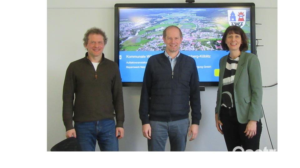 Haben den Ablauf der kommunalen Wärmeplanung in Wernberg-Köblitz vorgestellt (von links): Wolfgang Geitner (Bauverwaltung), Bürgermeister Konrad Kiener und Bayernwerk-Projektleiterin Christina Albrecht. Bild: Franziska Hausmann