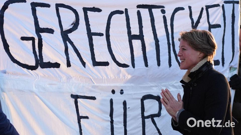 Vor dem Gericht stehen Unterstützer der Angeklagten. Bild: Marcus Brandt/dpa