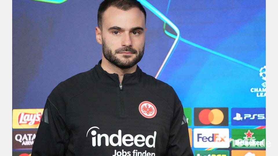 Trägt vorübergehend die Verantwortung bei der Eintracht: Dennis Schmitt. Bild: Marc Schüler/dpa