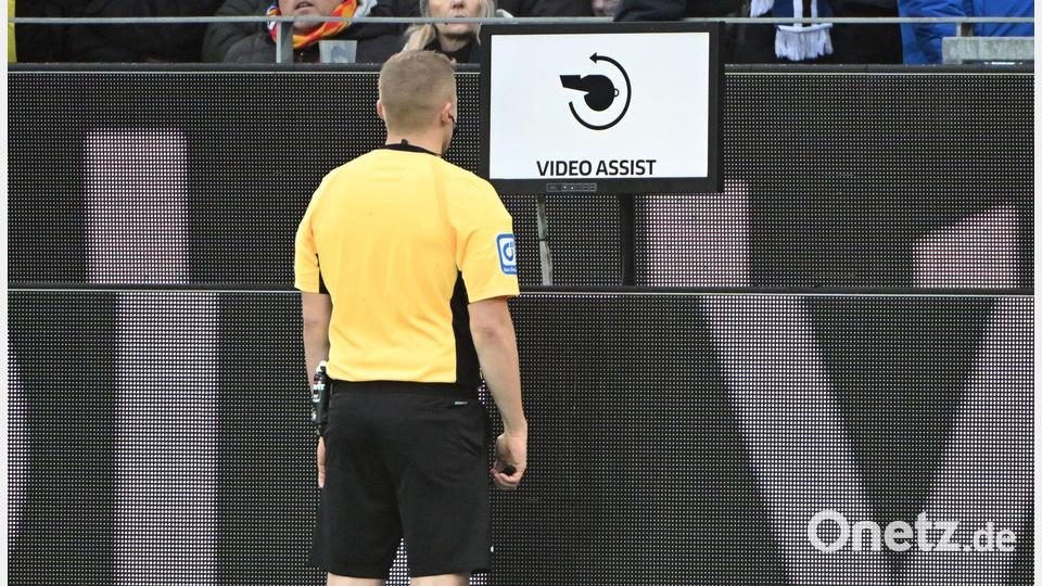 Schiedsrichter Timo Gansloweit prüft eine Entscheidung am Bildschirm. (Archivbild) Bild: Uli Deck/dpa