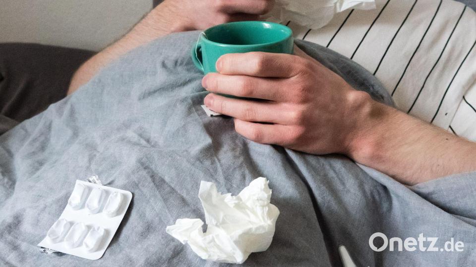 Kanzler Merz hat einen hohen Krankenstand kritisiert - Gewerkschaften mahnen. (Archivbild) Bild: Philip Dulian/dpa