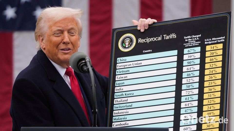 Trump bei der Vorstellung seines globalen Zollpakets im April: Ein Abkommen mit der EU hat zumindest das Schlimmste verhindert. (Archivbild) Bild: Mark Schiefelbein/AP/dpa