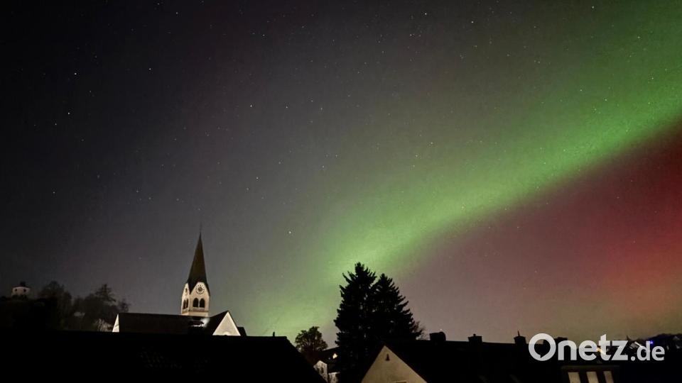 Auch die Herz-Jesu-Kirche in Sulzbach-Rosenberg wurde gestreift von den Polarlichtern. Bild: Andrea Kasper
