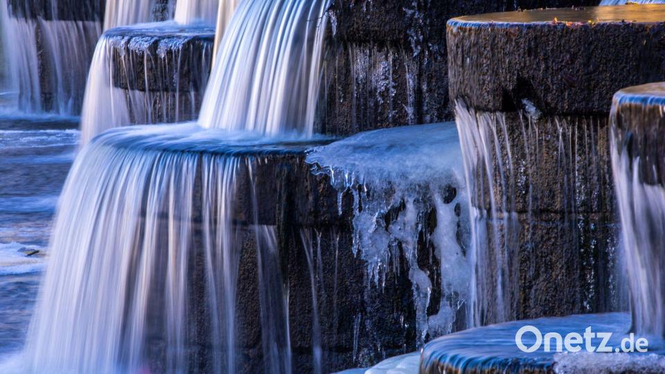 Teilweise vereiste Kaskaden durch anhaltendes Frostwetter in Ludwigslust. Bild: Jens Büttner/dpa