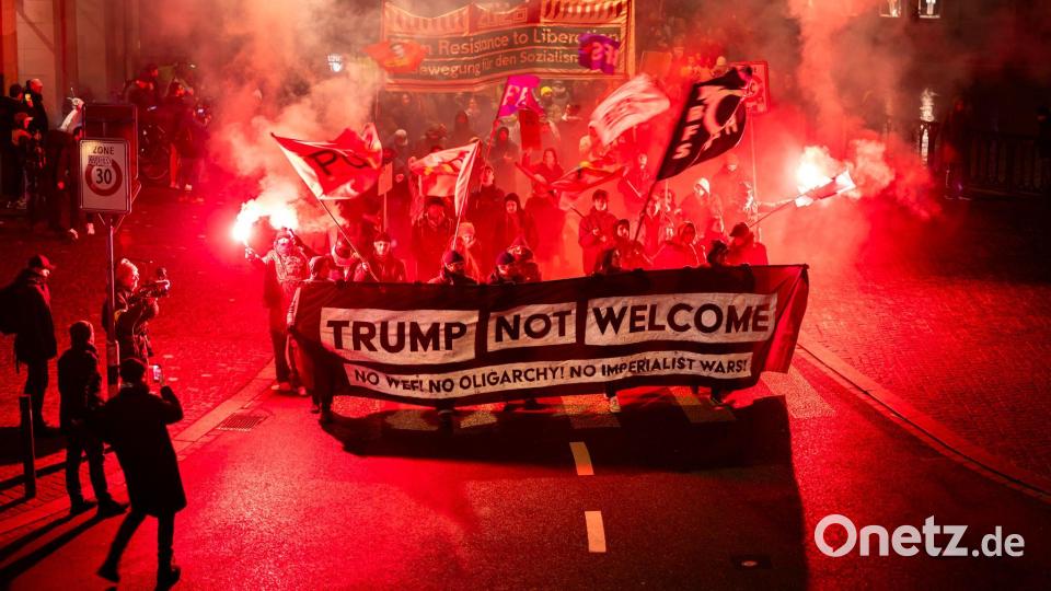 Demonstranten in Davos halten ein Transparent mit der Aufschrift „Trump Not Welcome“ während einer Kundgebung gegen das Weltwirtschaftsforum (WEF) und den Besuch von US-Präsident Trump in der Schweiz. Bild: Michael Buholzer/KEYSTONE/dpa