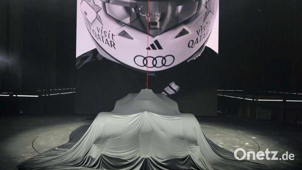 Audi bot wenige Wochen vor seiner Formel-1-Premiere ein großes Spektakel - zunächst war der Rennwagen noch verhüllt. Bild: Soeren Stache/dpa