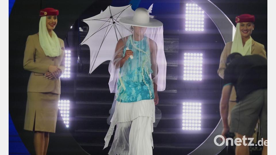 Extravaganter Auftritt: Naomi Osaka kommt zu ihrem Erstrundenspiel Bild: Asanka Brendon Ratnayake/AP/dpa