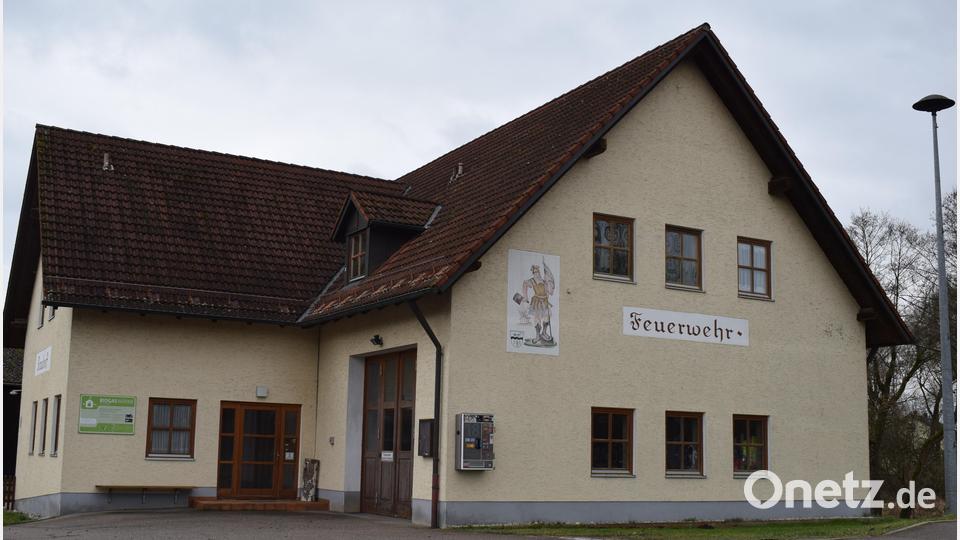 Die Feuerwehr Schwarzach ist eine von fünf Feuerwehren im Gemeindegebiet, die mit neuen Schutzanzügen ausgerüstet werden sollen. Die Investition wird auf mehrere Jahre aufgeteilt. Bild: bnr