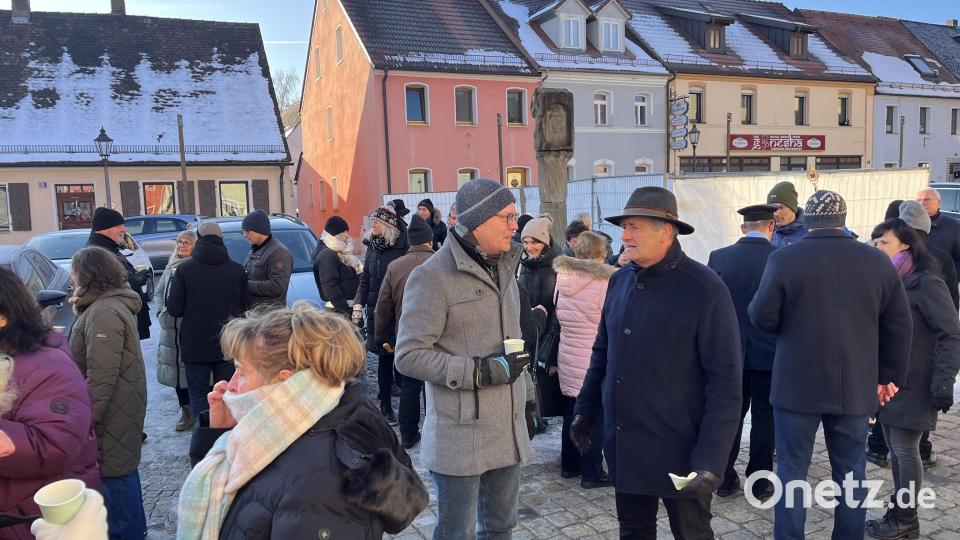 Bei Sebastianspfeilen und Tee mit Rum kommt es an der Pestsäule zu guten Gesprächen. Auch viele junge Menschen lassen sich das Treffen nicht entgehen. Bild: mor