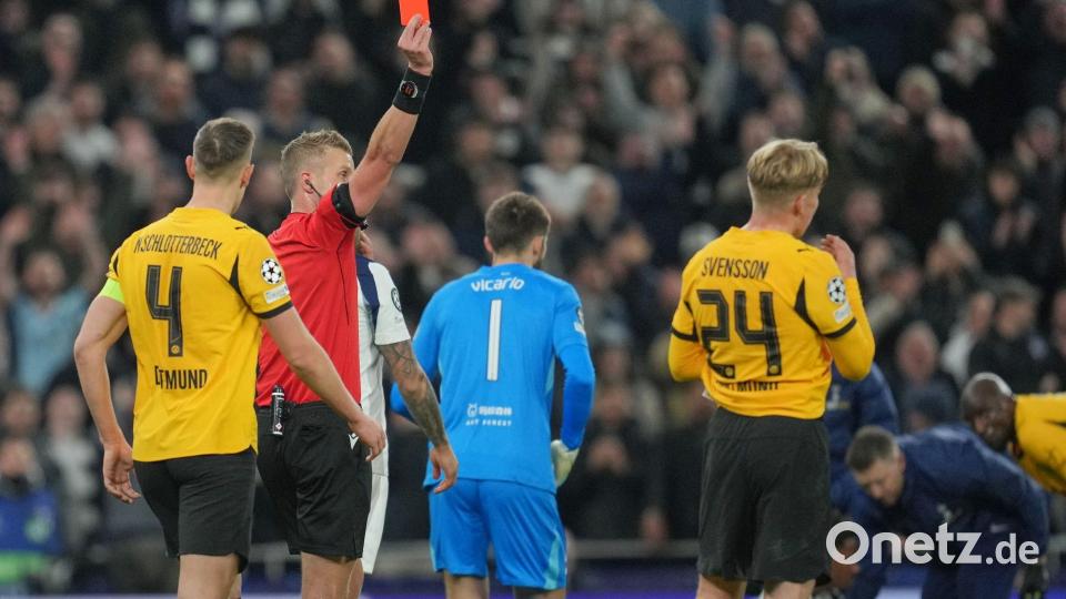 Die Rote Karte gegen Daniel Svensson ließ Trainer Niko Kovac nicht als Entschuldigung gelten. Bild: Kin Cheung/AP/dpa