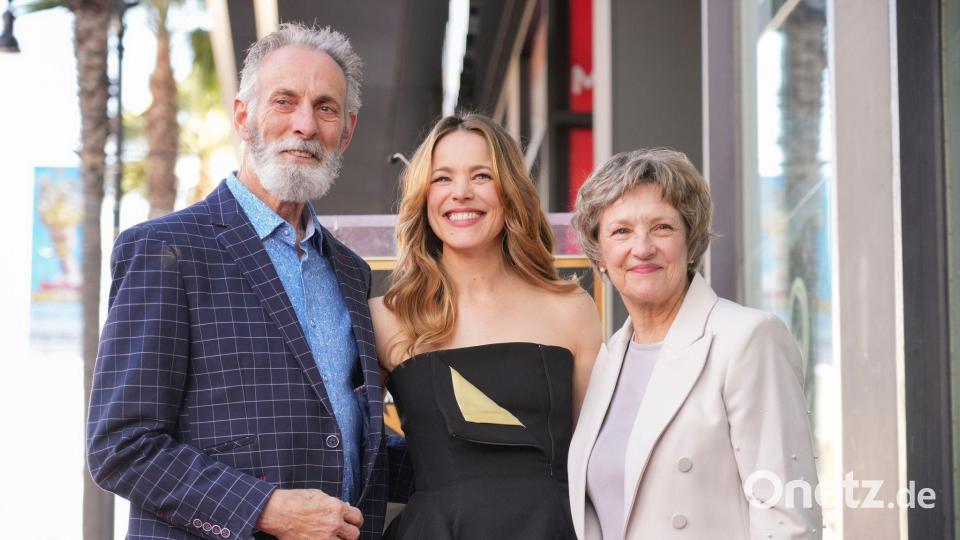 Zu der Zeremonie in Hollywood brachte die Schauspielerin ihre Eltern mit. Bild: Jordan Strauss/Invision/AP/dpa