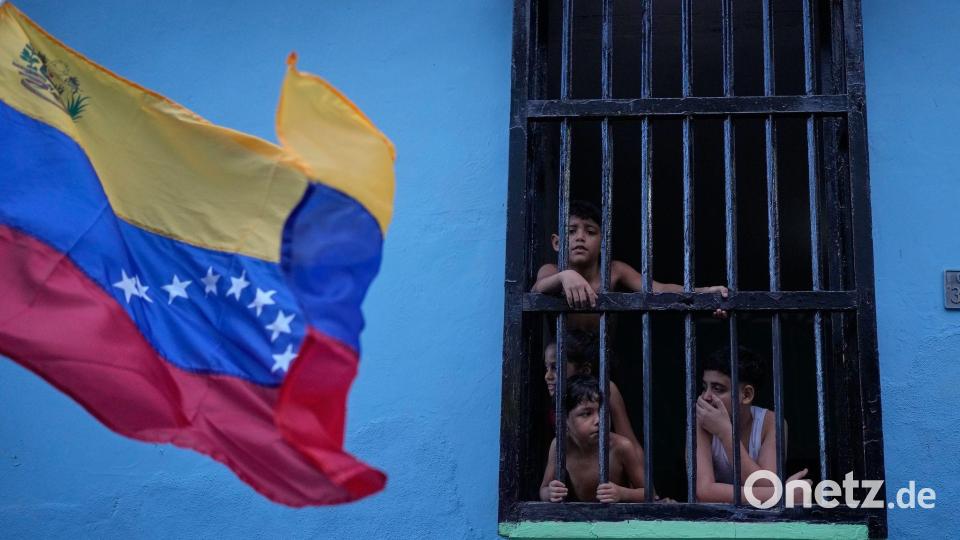 Kinder beobachten Maduro-Demo aus dem Fenster Bild: Matias Delacroix/AP/dpa
