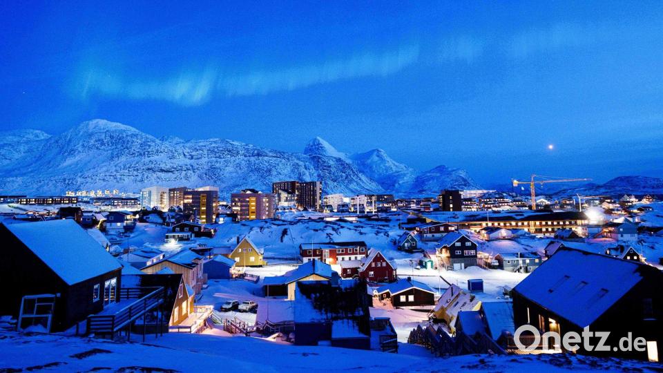 Polarlichter erscheinen am Himmel über Nuuk in Grönland. Bild: Evgeniy Maloletka/AP/dpa