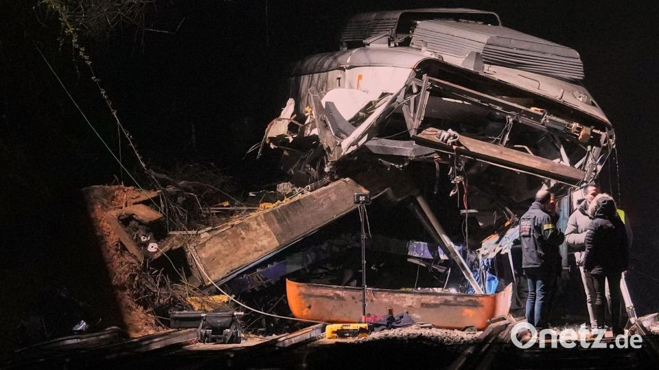 Einsatzkräfte arbeiten am Ort der Entgleisung eines Pendlerzuges bei Barcelona. Bild: Joan Mateu Parra/AP/dpa