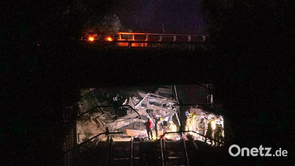 Dutzende Rettungswagen sowie rund 65 Sanitäter und Helfer waren im Einsatz. Bild: Joan Mateu Parra/AP/dpa