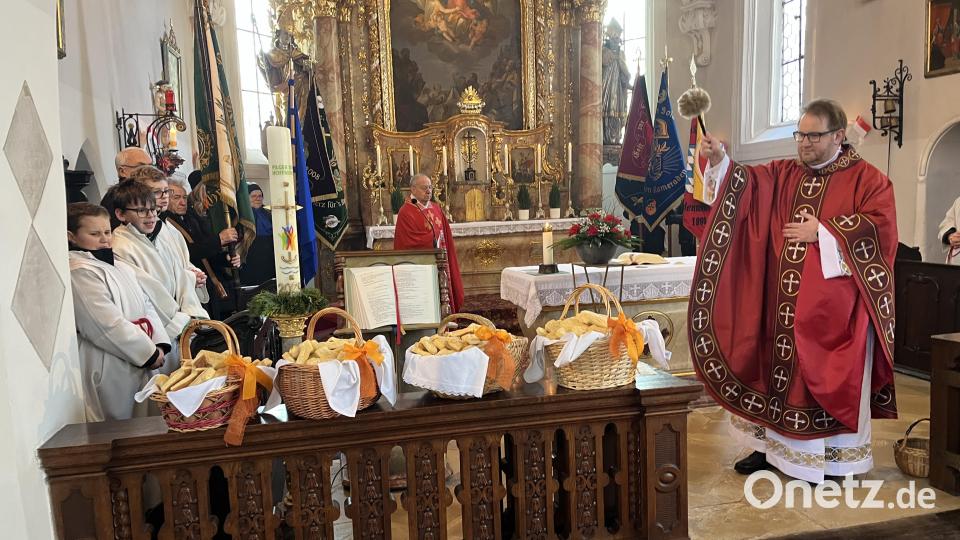 Stadtpfarrer Daniel Fenk segnet die Sebastianspfleile, die später an der Pestsäule verzehrt werden. In seiner Predigt ruft der Geistliche auf, weiter auf die Fürsprache des Heiligen Sebastian zu vertrauen. Bild: mor