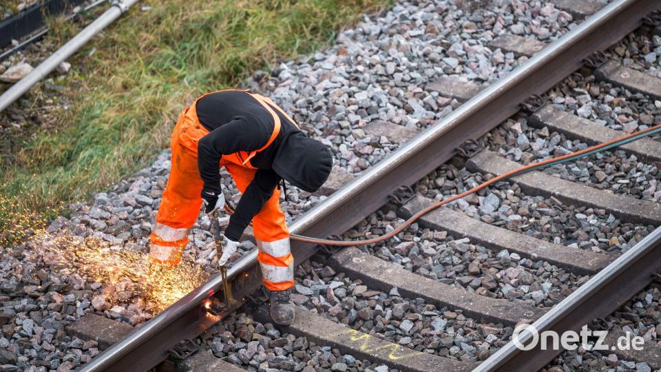 Baustellen sind nötig - müssten aber besser organisiert werden, fordern Westbahn und BRB. (Symbolbild) Bild: Daniel Vogl/dpa