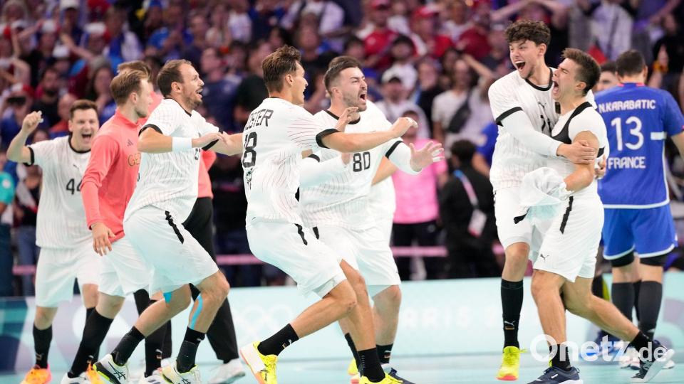 Auf dem Weg zu Olympia-Silber 2024 düpierte die DHB-Auswahl im Viertelfinale Gastgeber Frankreich. (Archivbild) Bild: Brian Inganga/AP/dpa