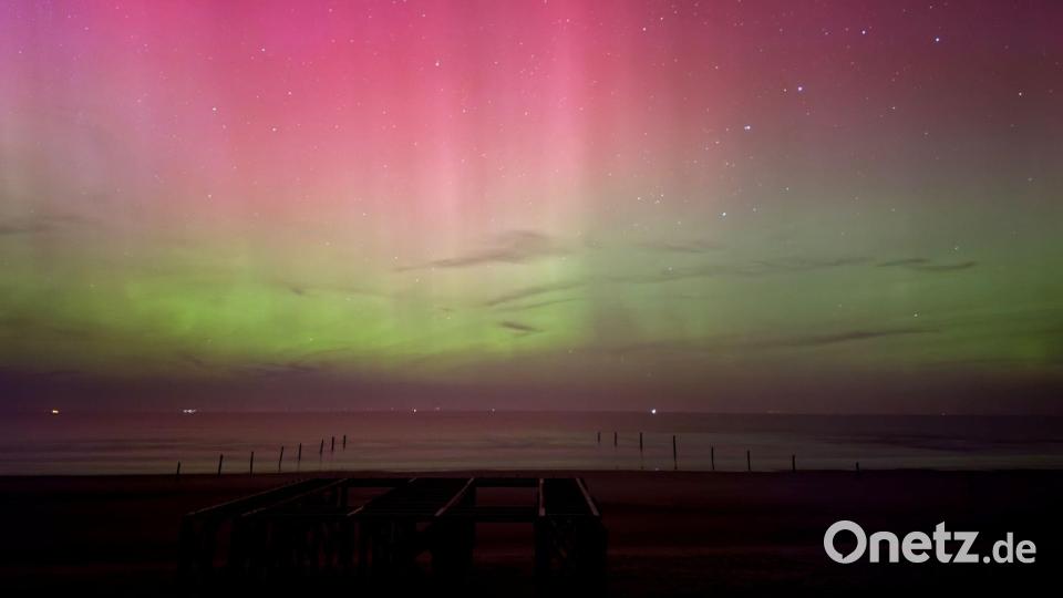 Polarlichter leuchten am Nachthimmel über der Nordsee. Bild: Volker Bartels/dpa