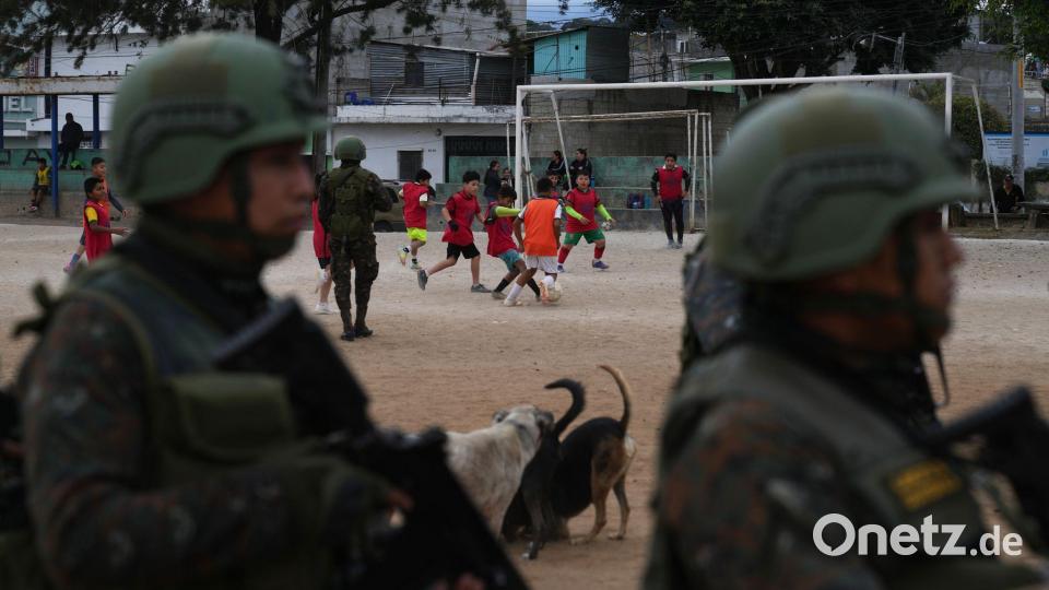 Ausnahmezustand in Guatemala: Soldaten patrouillieren nach Eskalation der Bandengewalt Bild: Moises Castillo/AP/dpa