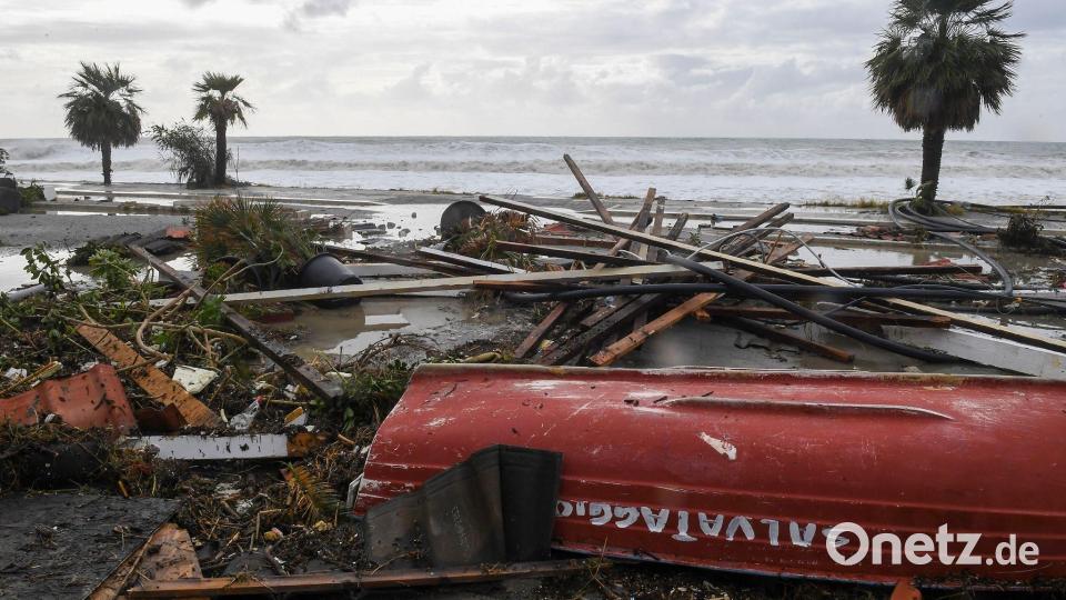 Schäden an der Strandpromenade von Marina Di San Lorenzo in Italien nach dem Durchzug des Zyklons „Harry“ in der Nacht. Bild: Fortunato Serrano/AGF via ZUMA Press/dpa