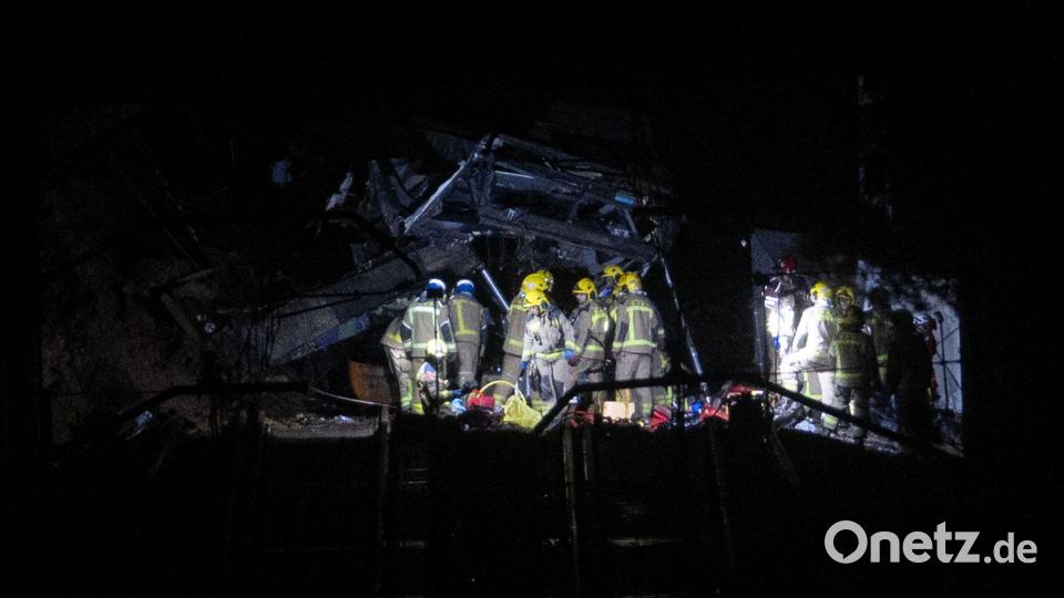 Während eines Sturms stürzte eine Stützmauer auf die Gleise und traf auch den Zug. Bild: Lorena Sopêna/EUROPA PRESS/dpa