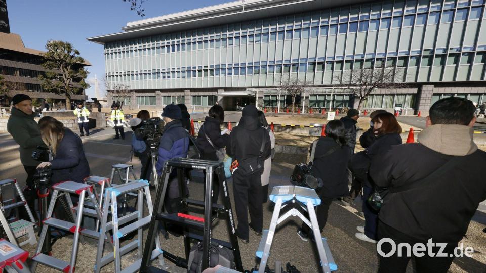 Zur Urteilsverkündung hatten sich Hunderte Menschen angestellt, um einen der 31 öffentlichen Plätze im Gerichtssaal zu ergattern. Bild: Uncredited/kyodo/dpa