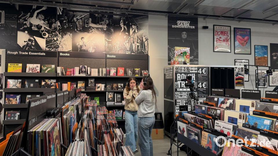 Zwei Fans hören zum ersten Mal die neue Single. Bild: Lisa Forster/dpa