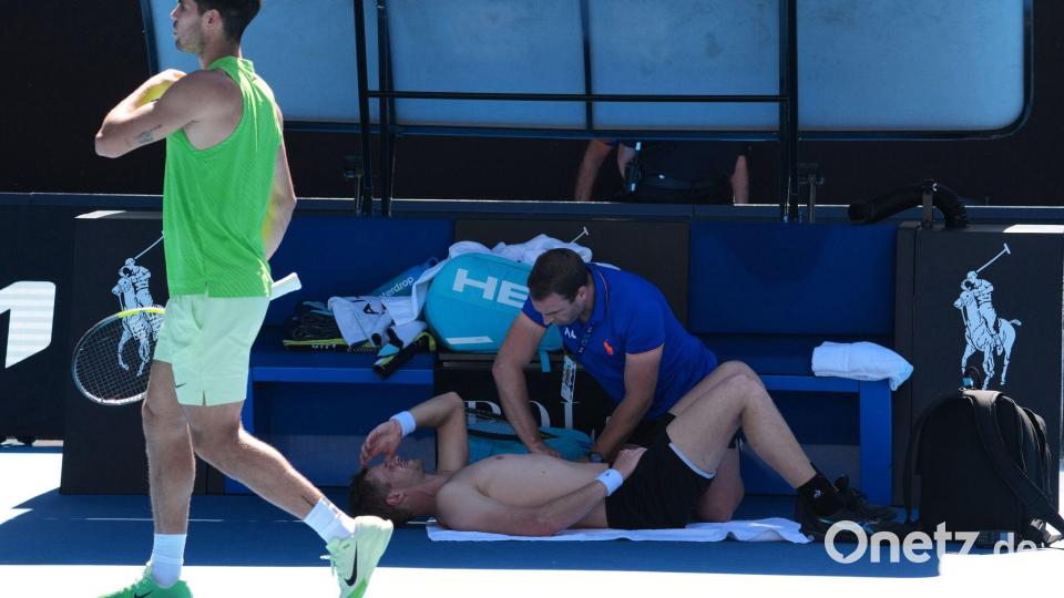 Australian Open: Hanfmann im Zweitrundenmatch gegen Alcaraz behandelt Bild: Dita Alangkara/AP/dpa