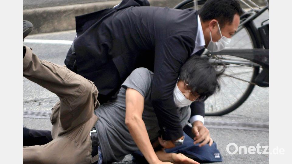 Der Attentäter wurde direkt nach der Tat überwältigt. (Archivbild) Bild: Katsuhiko Hirano/Yomiuri Shimbun/AP/dpa