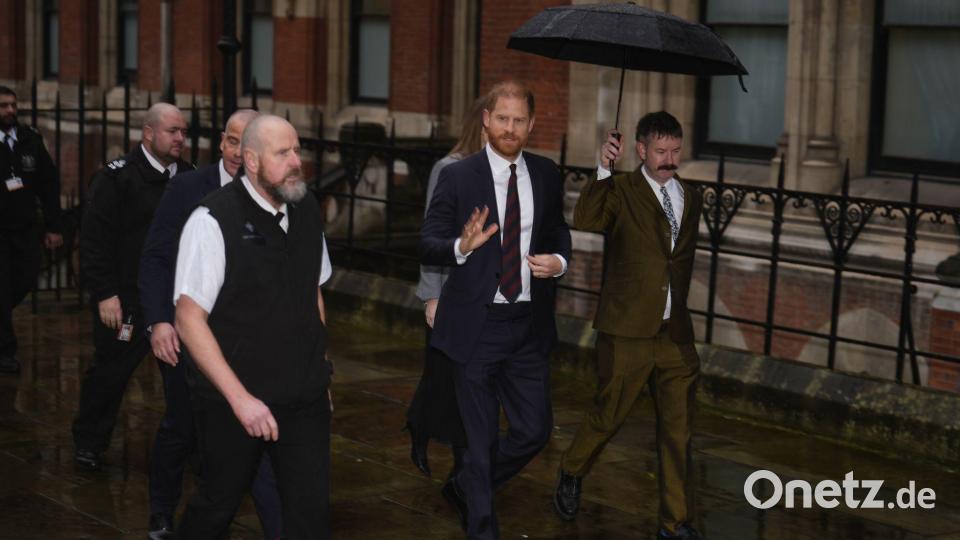 Prinz Harry trifft vor seiner Zeugenaussage in der Klage gegen die „Daily Mail“ am Gericht in London ein. Bild: Jordan Pettitt/PA Wire/dpa