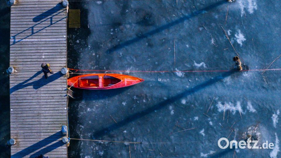 Ein kleines Paddelboot liegt am Anleger im Hafen an der Wismarbucht zwischen der Insel Poel und der Ostsee auf dem Eis. Bild: Jens Büttner/dpa
