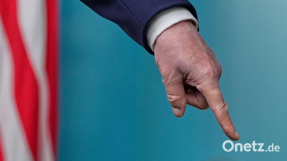 US-Präsident Donald Trump zeigt auf Dokumente auf dem Boden des Besprechungsraums, während er mit Reportern im James Brady Press Briefing Room im Weißen Haus spricht. Bild: Alex Brandon/AP/dpa