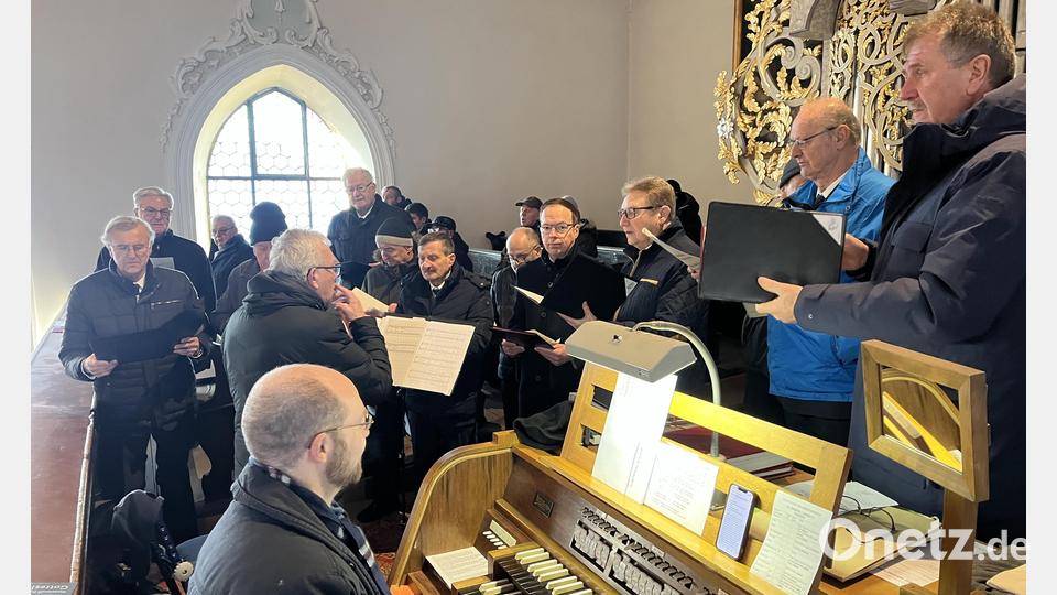 Der Polizeichor Weiden unter der Leitung von Josef Frischholz umrahmt den Festgottesdienst. Bild: mor
