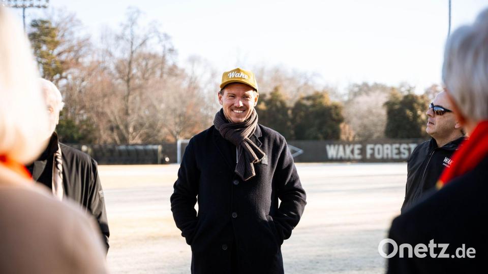 Bundestrainer Julian Nagelsmann steht auf dem künftigen Trainingsplatz im WM-Quartier. (Archivbild) Bild: -/Wake Forest Athletics/DFB/dpa