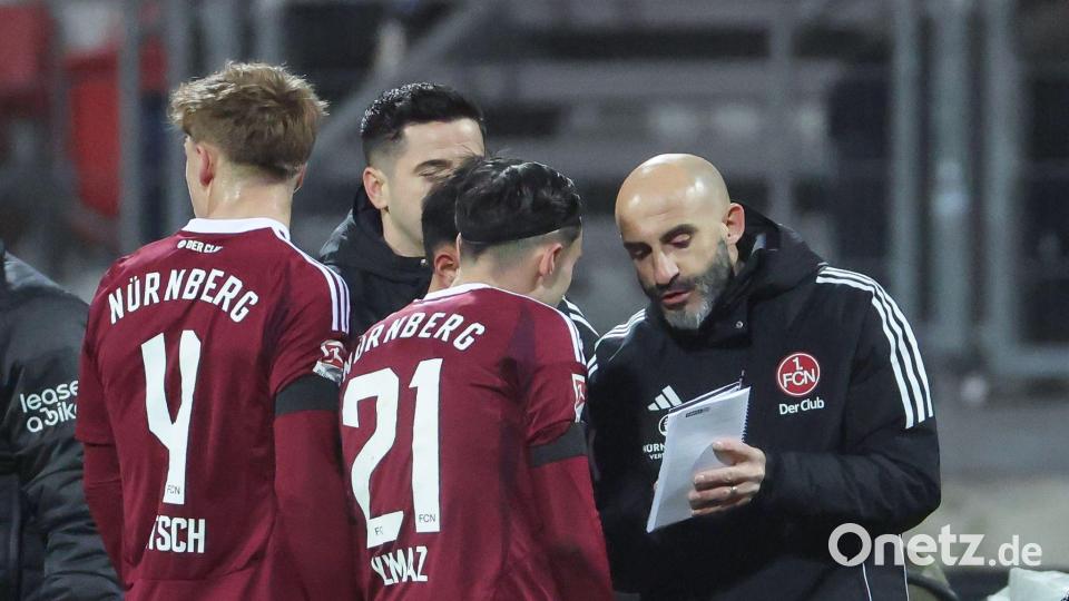 Javier Pinola (r) ist nun als Chef gefordert. (Archivbild) Bild: Daniel Löb/dpa