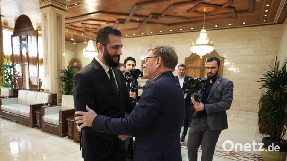 Syriens Interimspräsident Ahmed al-Scharaa hätte eigentlich diese Woche erstmals nach Deutschland kommen sollen. Er sagte den Besuch wegen der innenpolitischen Lage in seinem Land kurzfristig ab. (Archivbild) Bild: Marcus Brandt/dpa